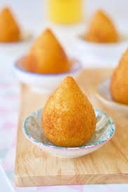 Coxinha de mandioca com frango desfiado